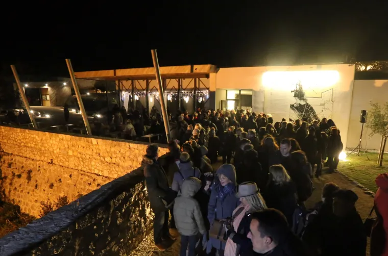 Spoj tradicije i modernog: na &scaron;ibenskoj tvrđavi sv. Mihovila laserom upaljena prva adventska svijeća