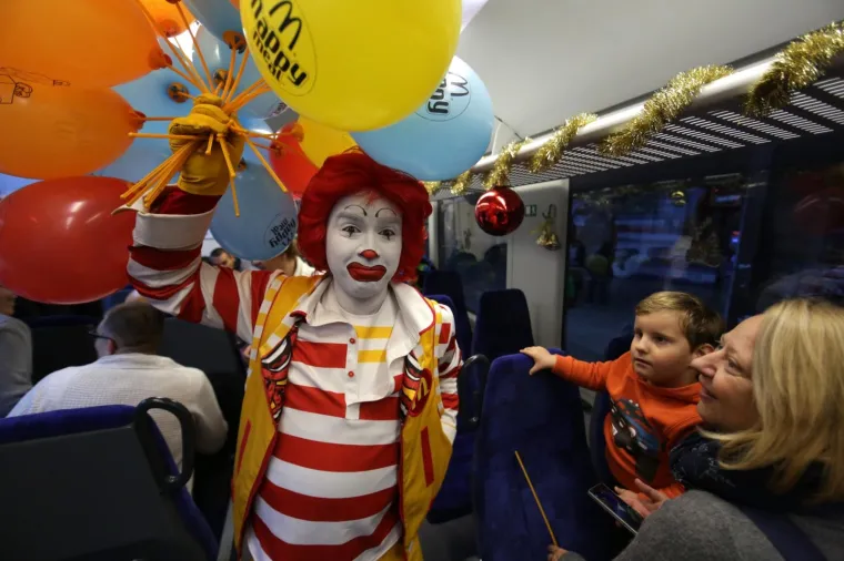 Humanitarna vožnja božićnim vlakom za djecu s invaliditetom i djecu iz domova