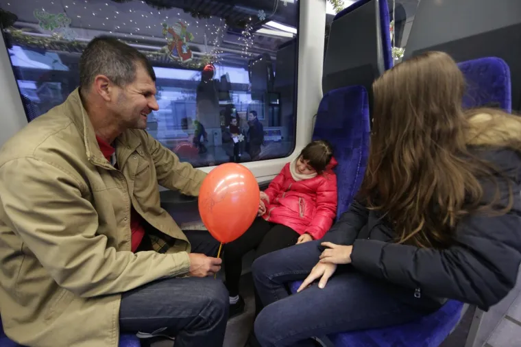 Humanitarna vožnja božićnim vlakom za djecu s invaliditetom i djecu iz domova
