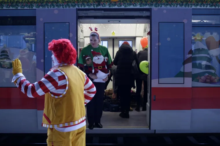 Humanitarna vožnja božićnim vlakom za djecu s invaliditetom i djecu iz domova