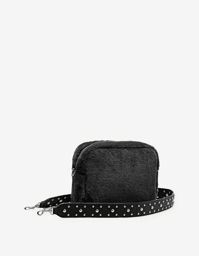 Torba od umjetnog krzna s remenom sa zakovicama, Stradivarius, 149,90 kuna