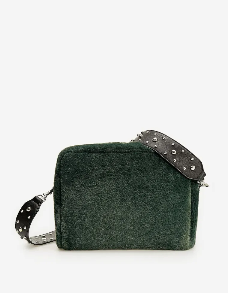 Torba preko ramena od umjetnog krzna, Stradivarius, 149,90 kuna