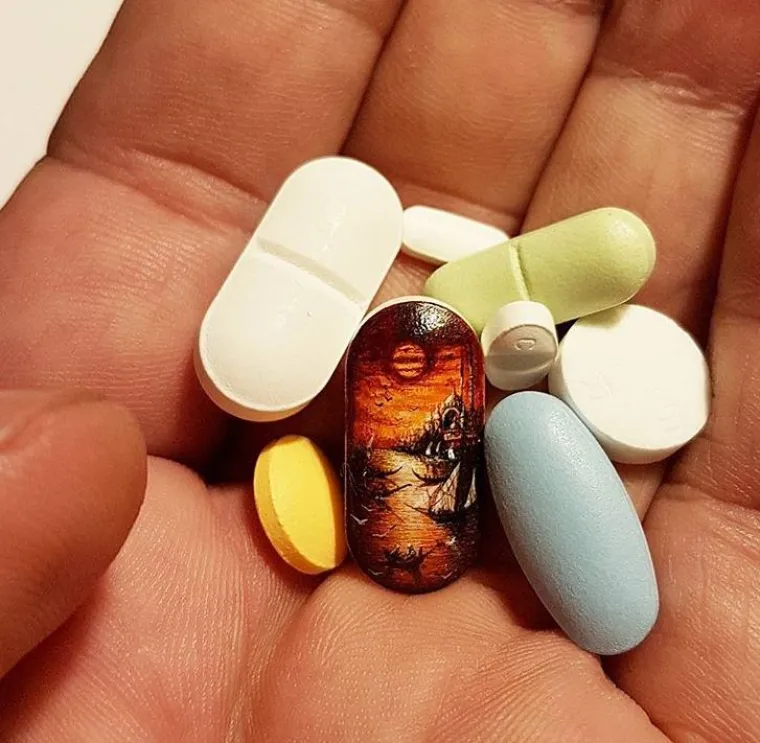 Kralj minijatura slika na kokicama, krilima insekata, vrhovima &scaron;ibica, sjemenkama i o&scaron;tricama žileta