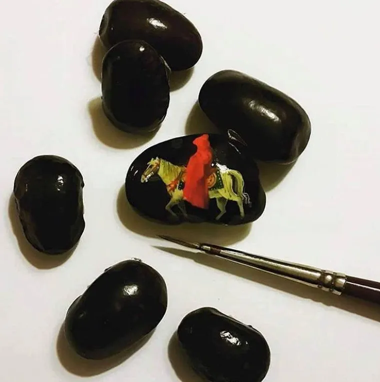 Kralj minijatura slika na kokicama, krilima insekata, vrhovima &scaron;ibica, sjemenkama i o&scaron;tricama žileta