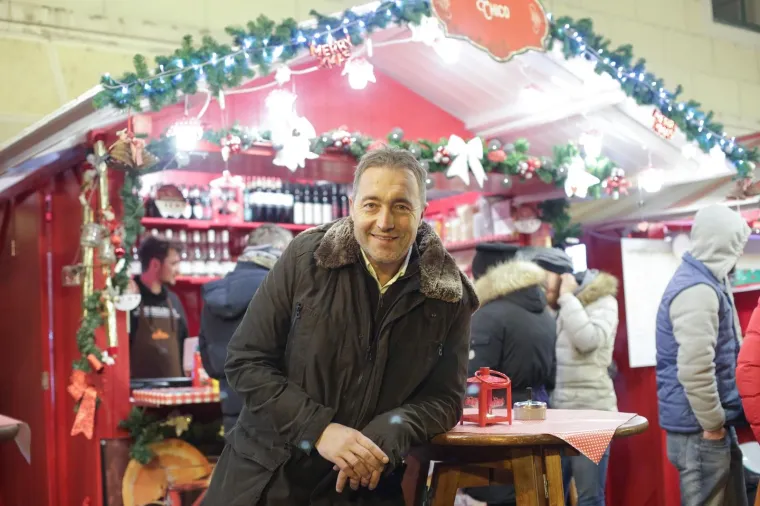 Biv&scaron;i nogometa&scaron; Branko Strupar otvorio je vlastiti adventski &scaron;tand Strossmayerovom &scaron;etali&scaron;tu. Strupar je s prijateljima krenuo u ugostiteljske vode, a iako kaže da je na adventu uglavnom zbog druženja, ipak se nada da će mjesec zavr&scaron;iti u financijskom plusu.