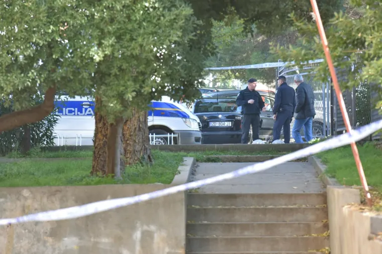 Nepoznati počinitelj sinoć je bacio eksplozivnu napravu u dvoriste PU zadarske u neposrednoj blizini same porte. Od eksplozije su popucala stakla na obližnjim objektima. Očevid je u tijeku.