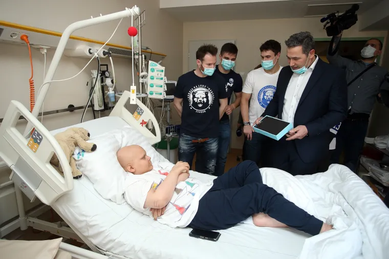 Veliko srce hokeja&scaron;a Medve&scaron;čaka: donirali Kliniku za dječje bolesti povodom sv. Nikole