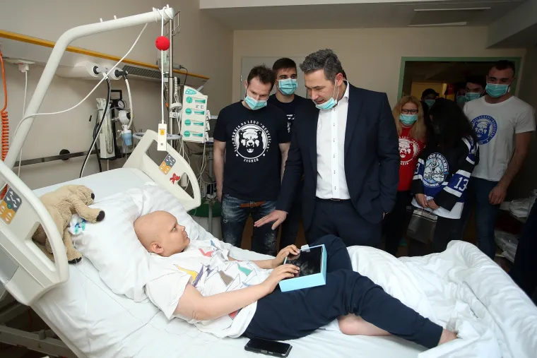 Veliko srce hokeja&scaron;a Medve&scaron;čaka: donirali Kliniku za dječje bolesti povodom sv. Nikole