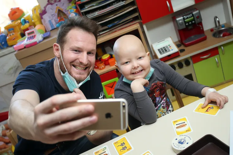 Veliko srce hokeja&scaron;a Medve&scaron;čaka: donirali Kliniku za dječje bolesti povodom sv. Nikole