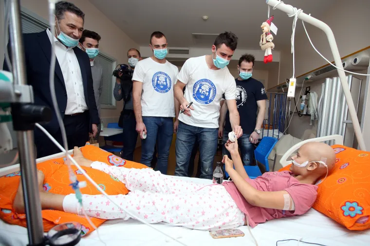 Veliko srce hokeja&scaron;a Medve&scaron;čaka: donirali Kliniku za dječje bolesti povodom sv. Nikole