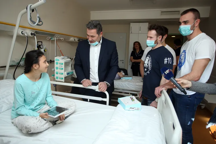 Veliko srce hokeja&scaron;a Medve&scaron;čaka: donirali Kliniku za dječje bolesti povodom sv. Nikole