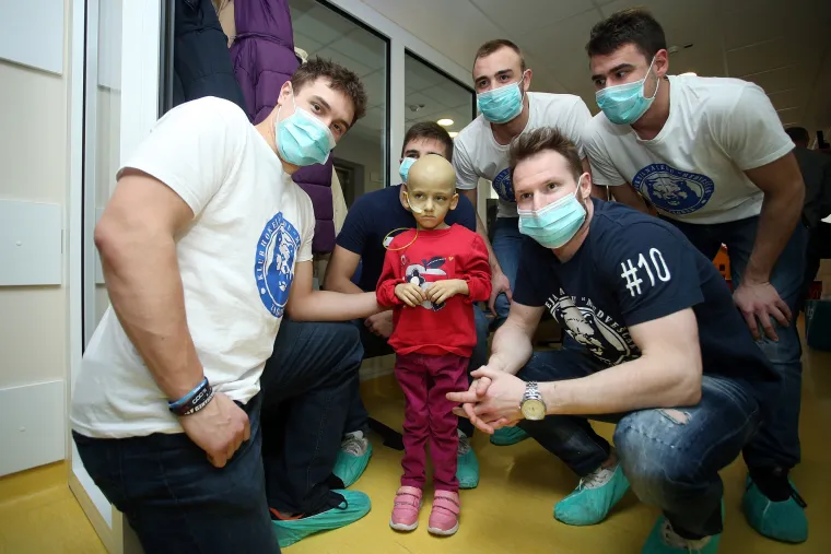 Veliko srce hokeja&scaron;a Medve&scaron;čaka: donirali Kliniku za dječje bolesti povodom sv. Nikole