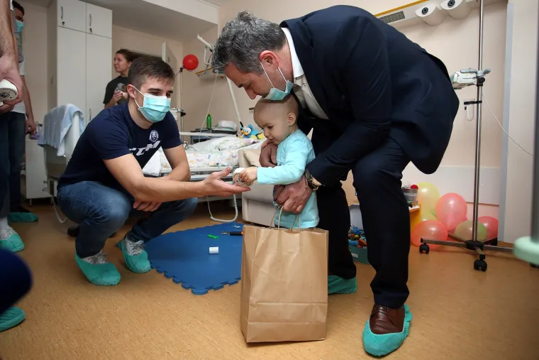 Veliko srce hokeja&scaron;a Medve&scaron;čaka: donirali Kliniku za dječje bolesti povodom sv. Nikole