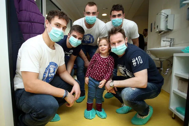 Veliko srce hokeja&scaron;a Medve&scaron;čaka: donirali Kliniku za dječje bolesti povodom sv. Nikole