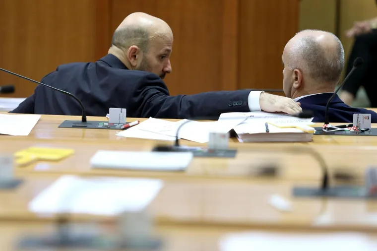 Druženje s prijateljem nije prekinulo ni glasanje o potvrđivanju mandata Mostovom Anti Praniću pa je Marasa s tuđeg mjesta protegnuo ruku do svog uređaja za glasanje.