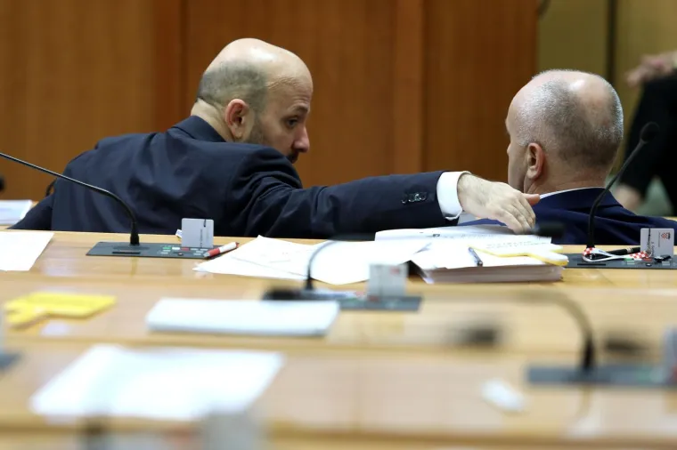 Sekvenca koja je na početku izgledala kao početak prisne komunikacije dvojice SDP-ovih zastupnika, Gordana Marasa i Predraga Matića, zavr&scaron;ila je samo kao akrobatski poku&scaron;aj glasovanja s tuđeg mjesta u sabornici.