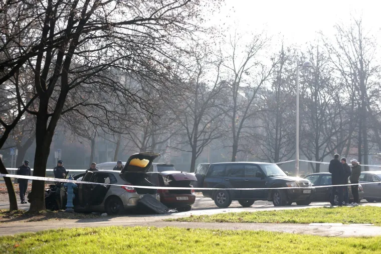 DRAMA NA VRBANIMA: Izgorio automobil Dinamovog &scaron;efa sigurnosti, vatra se pro&scaron;irila i na drugi automobil