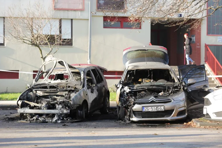 DRAMA NA VRBANIMA: Izgorio automobil Dinamovog &scaron;efa sigurnosti, vatra se pro&scaron;irila i na drugi automobil