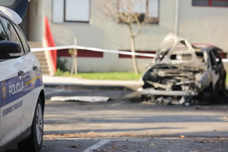 DRAMA NA VRBANIMA: Izgorio automobil Dinamovog &scaron;efa sigurnosti, vatra se pro&scaron;irila i na drugi automobil