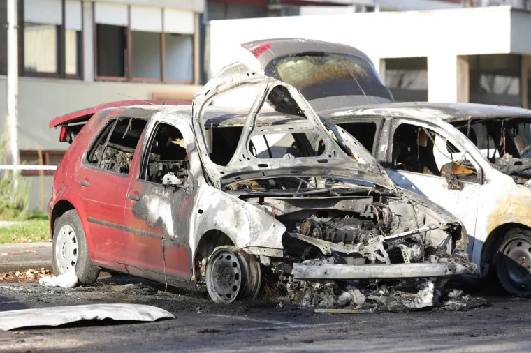 DRAMA NA VRBANIMA: Izgorio automobil Dinamovog &scaron;efa sigurnosti, vatra se pro&scaron;irila i na drugi automobil