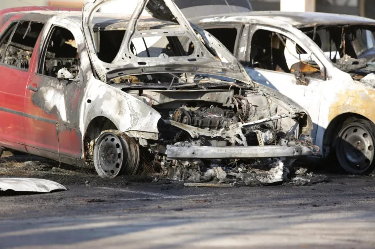 DRAMA NA VRBANIMA: Izgorio automobil Dinamovog &scaron;efa sigurnosti, vatra se pro&scaron;irila i na drugi automobil