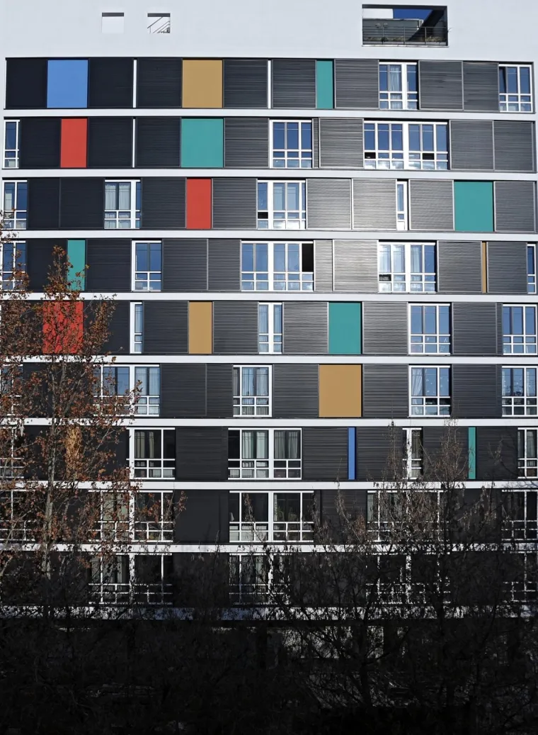 U Laginjinoj ulici u Zagrebu, &scaron;arenim bojama pažnju plijeni 
obnovljen Vitićev neboder čija je fasada obojana žutim, plavim, zelenim i crvenim plohama te pomičnim drvenim griljama koje oživljavaju ovo betonsko zdanje. Ovaj poznati zagrebački neboder projektirao je &scaron;ibenski arhitekt Ivan Vitić, a gradio se od 1958. do 1962.