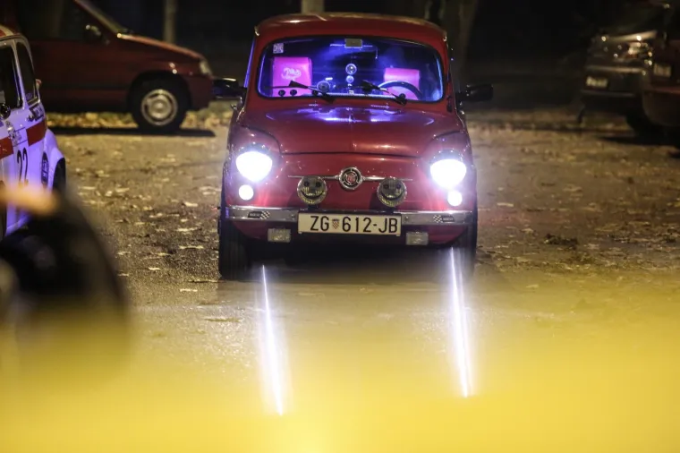 OKUPILI SE ČLANOVI FIĆO FAN KLUBA: Provezli se zagrebačkim ulicama povodom Adventa