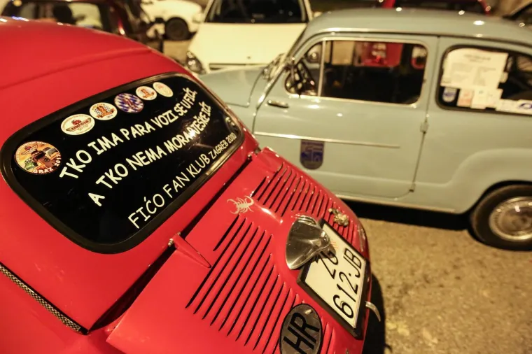 OKUPILI SE ČLANOVI FIĆO FAN KLUBA: Provezli se zagrebačkim ulicama povodom Adventa