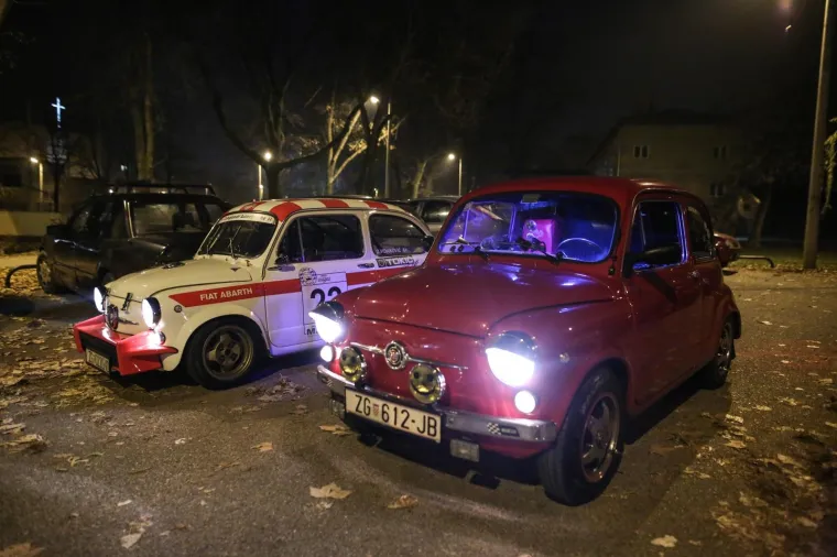 OKUPILI SE ČLANOVI FIĆO FAN KLUBA: Provezli se zagrebačkim ulicama povodom Adventa