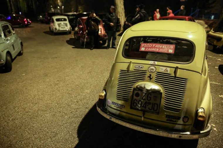 OKUPILI SE ČLANOVI FIĆO FAN KLUBA: Provezli se zagrebačkim ulicama povodom Adventa