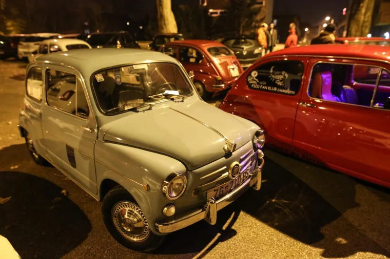 OKUPILI SE ČLANOVI FIĆO FAN KLUBA: Provezli se zagrebačkim ulicama povodom Adventa