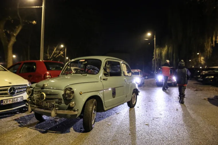 OKUPILI SE ČLANOVI FIĆO FAN KLUBA: Provezli se zagrebačkim ulicama povodom Adventa