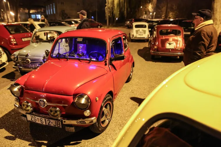 OKUPILI SE ČLANOVI FIĆO FAN KLUBA: Provezli se zagrebačkim ulicama povodom Adventa