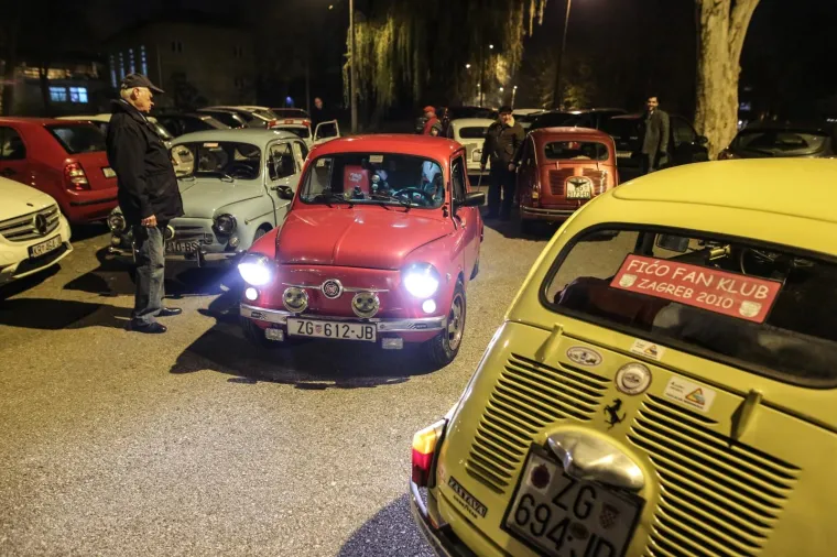 Kome su nedostajali fićeki? Članovi Fićo fan kluba provozali se gradom povodom Adventa