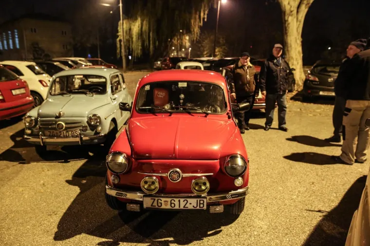 Kome su nedostajali fićeki? Članovi Fićo fan kluba provozali se gradom povodom Adventa