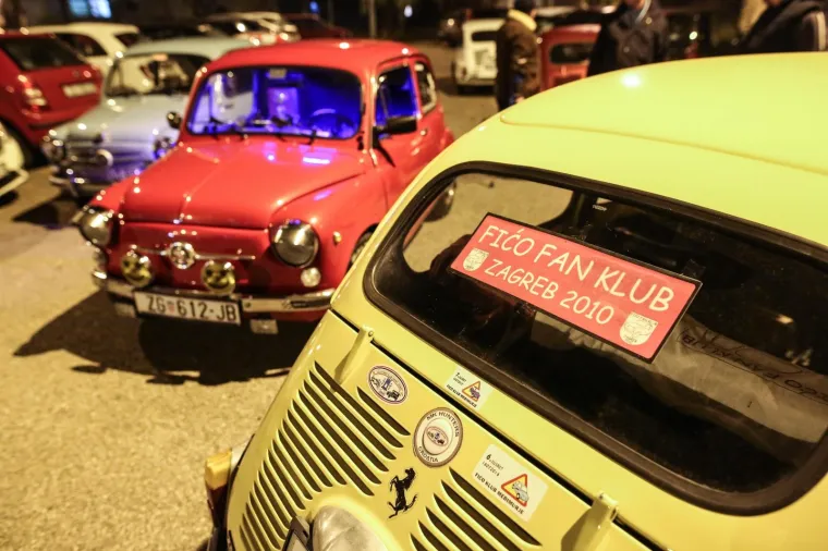 Kome su nedostajali fićeki? Članovi Fićo fan kluba provozali se gradom povodom Adventa