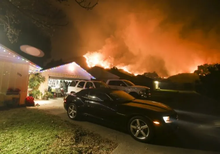 Veliki požar koji Kalifornijom divlja već danima danas je stigao nadomak Losa Angelesa. Deseci tisuća ljudi su evakirani.