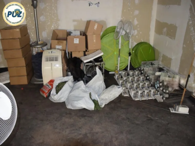 Pronađen je laboratorij za uzgoj indijske konoplje opremljen sustavom za osvjetljavanje, ventilaciju i filtriranje zraka te navodnjavanje, 688 stabljika indijske konoplje, 3.095 grama li&scaron;ća indijske konoplje, 89.7 grama heroina i digitalna vaga.