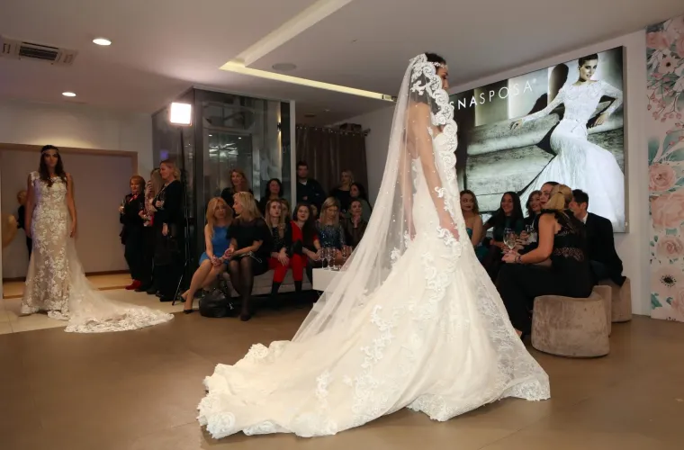 JO&Scaron;KO LOKAS PUCA OD PONOSA: Njegova djevojka Jelena Katarina Kapa pokazala draži u dekoltiranim haljinama