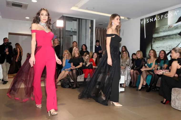 JO&Scaron;KO LOKAS PUCA OD PONOSA: Njegova djevojka Jelena Katarina Kapa pokazala draži u dekoltiranim haljinama