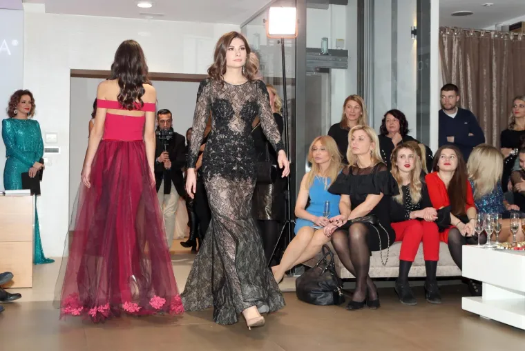 JO&Scaron;KO LOKAS PUCA OD PONOSA: Njegova djevojka Jelena Katarina Kapa pokazala draži u dekoltiranim haljinama