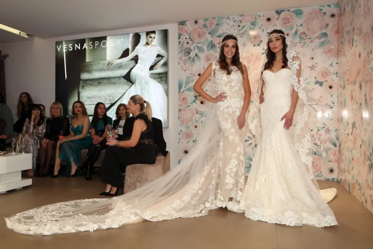 JO&Scaron;KO LOKAS PUCA OD PONOSA: Njegova djevojka Jelena Katarina Kapa pokazala draži u dekoltiranim haljinama