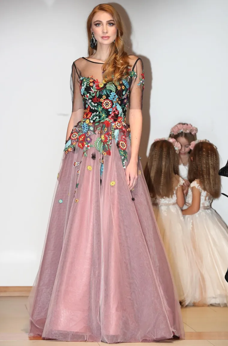 JO&Scaron;KO LOKAS PUCA OD PONOSA: Njegova djevojka Jelena Katarina Kapa pokazala draži u dekoltiranim haljinama