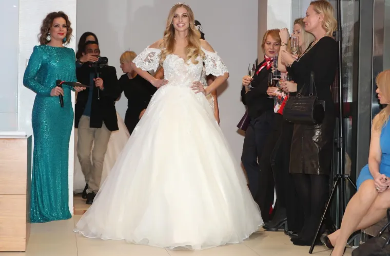 JO&Scaron;KO LOKAS PUCA OD PONOSA: Njegova djevojka Jelena Katarina Kapa pokazala draži u dekoltiranim haljinama