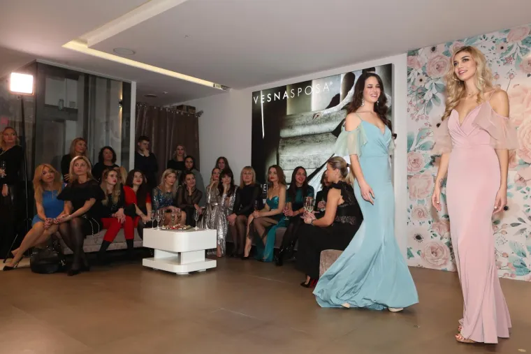 JO&Scaron;KO LOKAS PUCA OD PONOSA: Njegova djevojka Jelena Katarina Kapa pokazala draži u dekoltiranim haljinama