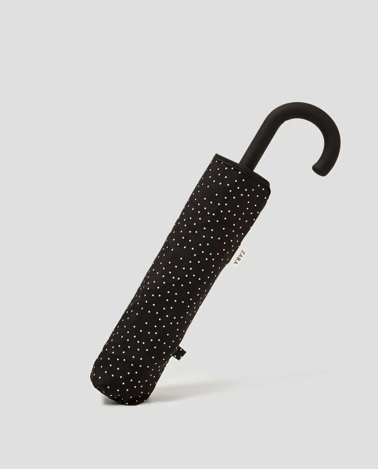 Uvijek se žali da nije ponijela ki&scaron;obran? Neka ovaj mali uvijek nosi u torbi. Zara, 99,90 kuna