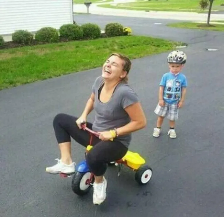 Na prizorima koje smo okupili u galeriji nešto nije u redu, možete li prepoznati što? Odgovor ne bi trebao biti težak. Naime, na fotografijama su snimljene situacije u kojima su protagonisti obrnuli tradicionalne uloge, a kako to izgleda kada je sve naopako, provjerite u nastavku.