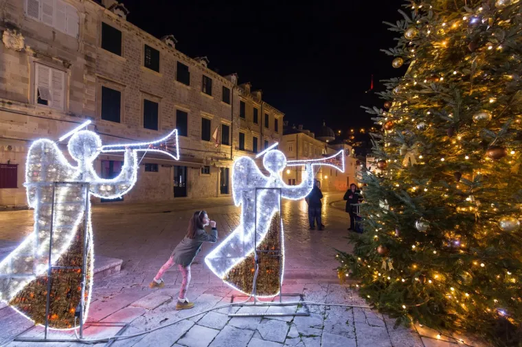 ČAROLIJA BOŽIĆA U DUBROVNIKU: Pogledajte fotografije spektakularnog Adventa u biseru juga