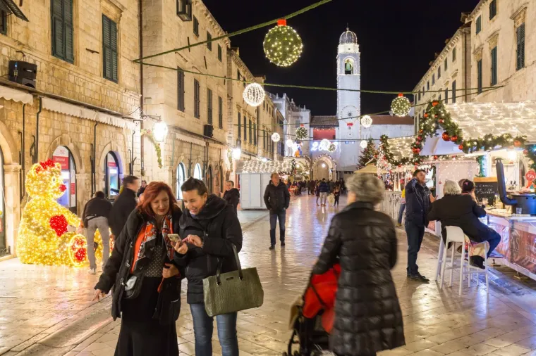 ČAROLIJA BOŽIĆA U DUBROVNIKU: Pogledajte fotografije spektakularnog Adventa u biseru juga