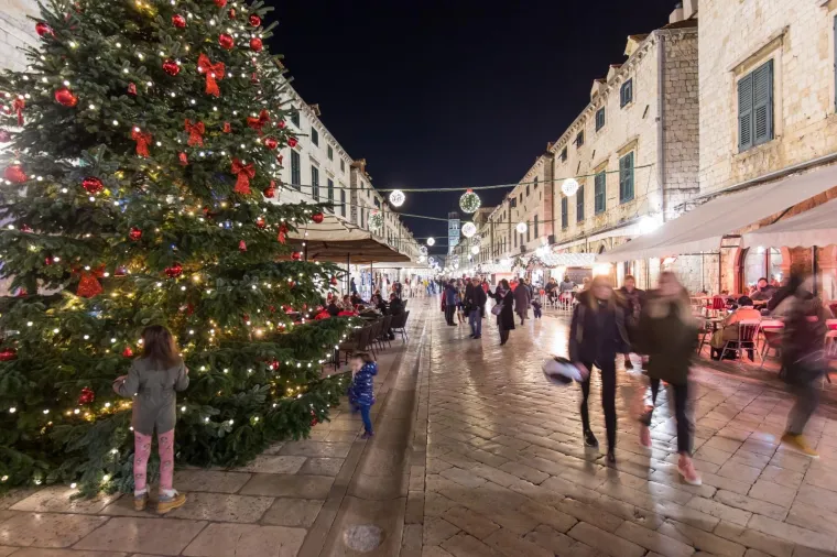 ČAROLIJA BOŽIĆA U DUBROVNIKU: Pogledajte fotografije spektakularnog Adventa u biseru juga